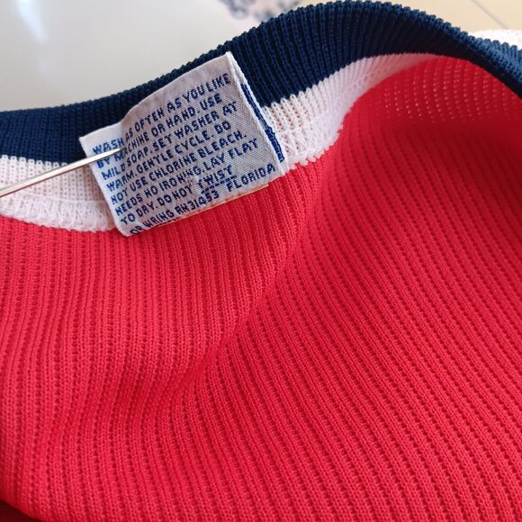 Vintage Women's T-shirt Large SIngle Stitch 80's Red Ribbed Knit Top Blue Trim - Picture 7 of 7